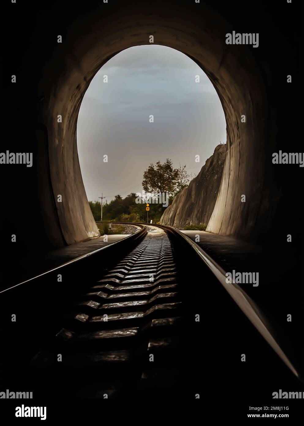 A l'intérieur du tunnel ferroviaire et des chemins de fer avec lumière naturelle à la fin. Lumière à la fin du tunnel, lumières et ombres, concept de réalisation de votre g Banque D'Images