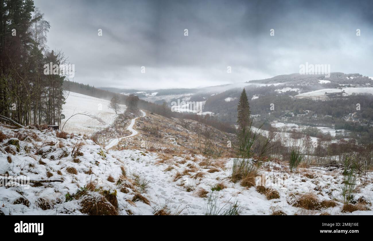 La marche d'aujourd'hui nous a emmenés dans un très hivernal Glen Urquhart Banque D'Images