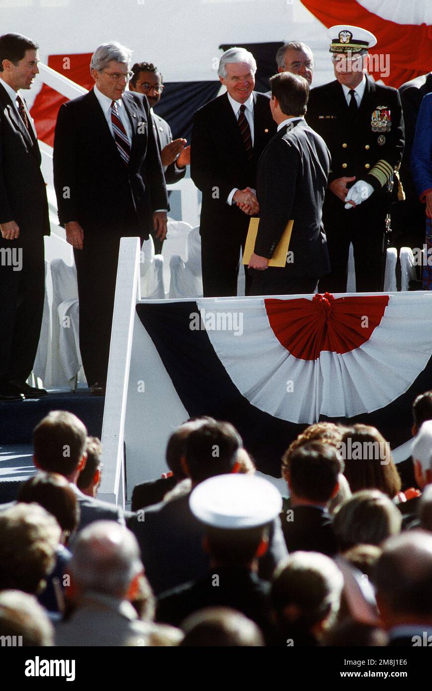 Le vice-président Al Gore salue le sénateur du Mississippi Thad Cockran alors qu'il se présente sur la plateforme des conférenciers lors de la cérémonie de baptême du porte-avions nucléaire DE la classe Nimitz JOHN C. STENNIS (CVN-74) au Newport News Ship Building et à Dry Dock Corporation le jour des anciens combattants. À gauche se trouvent les États-Unis du Commonwealth de Virginie Les sénateurs Charles S. Robb et John W. Warner, et à droite, le CHEF des opérations, l'amiral Frank B. Kelso. Base: Newport News État: Virginie (va) pays: Etats-Unis d'Amérique (USA) Banque D'Images
