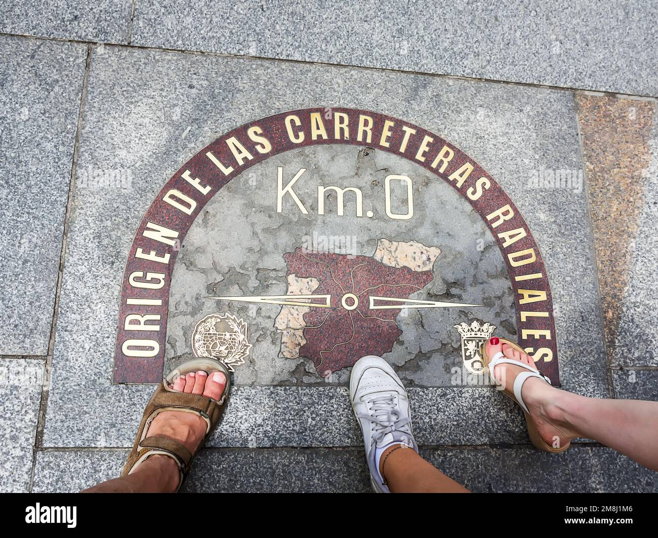 Madrid, Espagne - 20 juin 2022: Zéro kilomètre de brique sur la place Porta del sol à Madrid avec les pieds de touristes Banque D'Images
