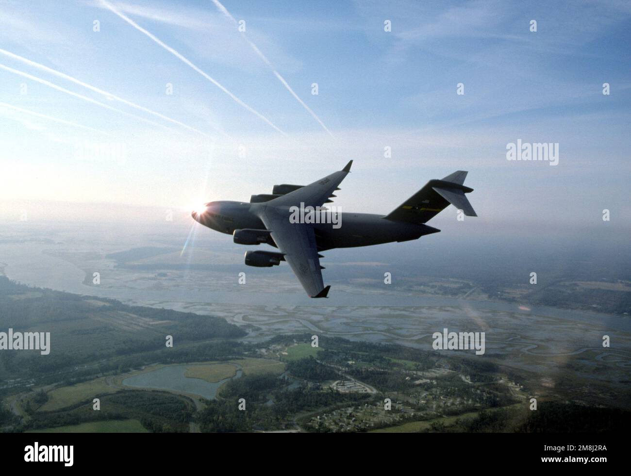 Vue aérienne à gauche d'un aérolève-personnes 437th de l'aile C-17 Globemaster III du Commandement de la mobilité aérienne lorsqu'il tourne à gauche au-dessus de Charleston AFB, en Caroline du Sud. Date exacte prise de vue inconnue. Pays : inconnu Banque D'Images