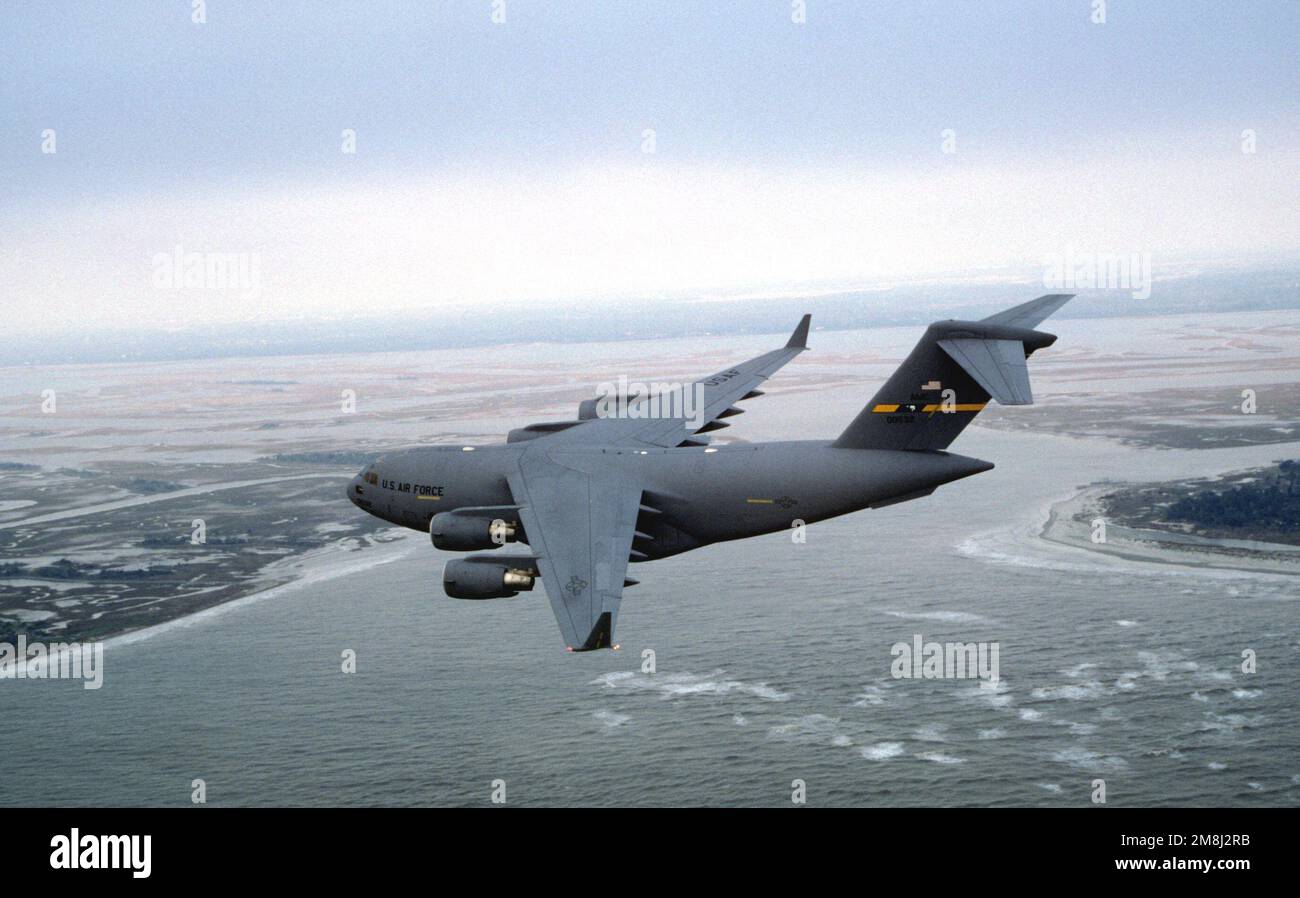 Vue aérienne à gauche d'un aérolève-personnes 437th de l'aile C-17 Globemaster III du Commandement de la mobilité aérienne lorsqu'il tourne à gauche au-dessus de Charleston AFB, en Caroline du Sud. Date exacte prise de vue inconnue. Pays : inconnu Banque D'Images