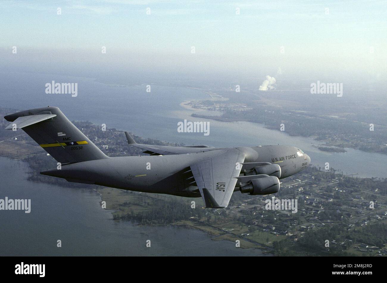 Vue aérienne à l'air du côté droit d'un Airlift Wing C-17 Globemaster III d'un Air Mobility Command en 437th au cours d'une mission d'entraînement au-dessus de Charleston AFB, en Caroline du Sud. Date exacte prise de vue inconnue. Pays : inconnu Banque D'Images