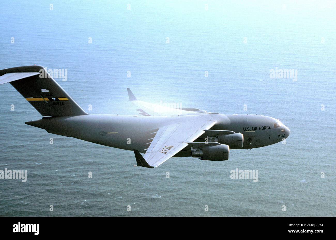 Vue aérienne à l'air du côté droit d'un Airlift Wing C-17 Globemaster III d'un Air Mobility Command en 437th lors d'une mission d'entraînement à l'extérieur de Charleston AFB, en Caroline du Sud. Date exacte prise de vue inconnue. Pays : inconnu Banque D'Images