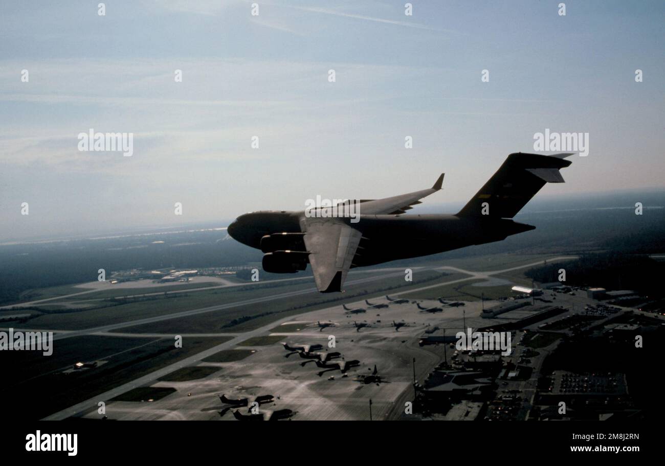 Air à air sur le côté gauche, vue d'un Airlift Wing C-17 Globemaster III d'un Air Mobility Command en 437th tandis qu'il survole la rampe et les pistes de Charleston, en Caroline du Sud. Date exacte prise de vue inconnue. Pays : inconnu Banque D'Images