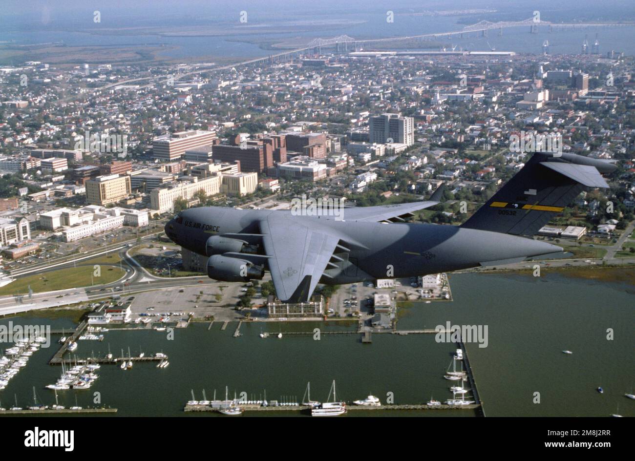 Vue aérienne à gauche d'un Airlift Wing C-17 Globemaster III d'un Air Mobility Command en 437th tandis qu'il survole Charleston, en Caroline du Sud. Date exacte prise de vue inconnue. Pays : inconnu Banque D'Images