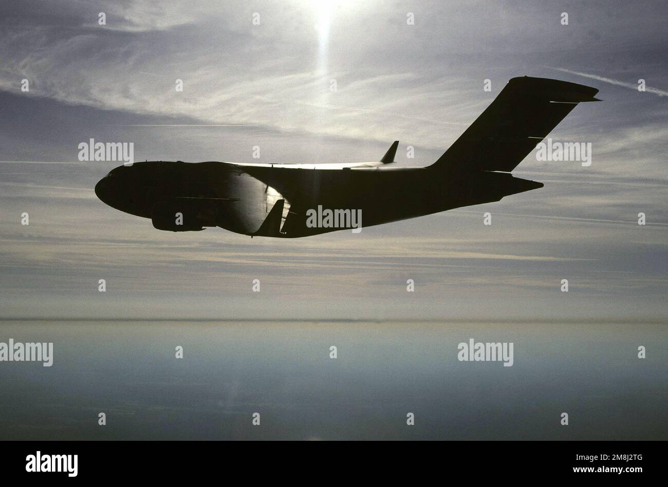 Air à air du côté gauche, rétroéclairé, vue du 437th Airlift Wing C-17 Globemaster III d'un Air Mobility Command lors d'une mission d'entraînement à partir de Charleston AFB, Caroline du Sud. Date exacte prise de vue inconnue. Pays : inconnu Banque D'Images