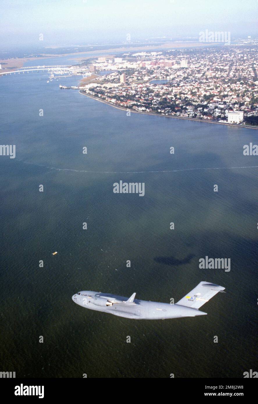 Vue aérienne à gauche d'un Airlift Wing C-17 Globemaster III d'un Air Mobility Command en 437th, qui tourne au-dessus de l'océan au large de Charleston, en Caroline du Sud. Date exacte prise de vue inconnue. Pays : inconnu Banque D'Images