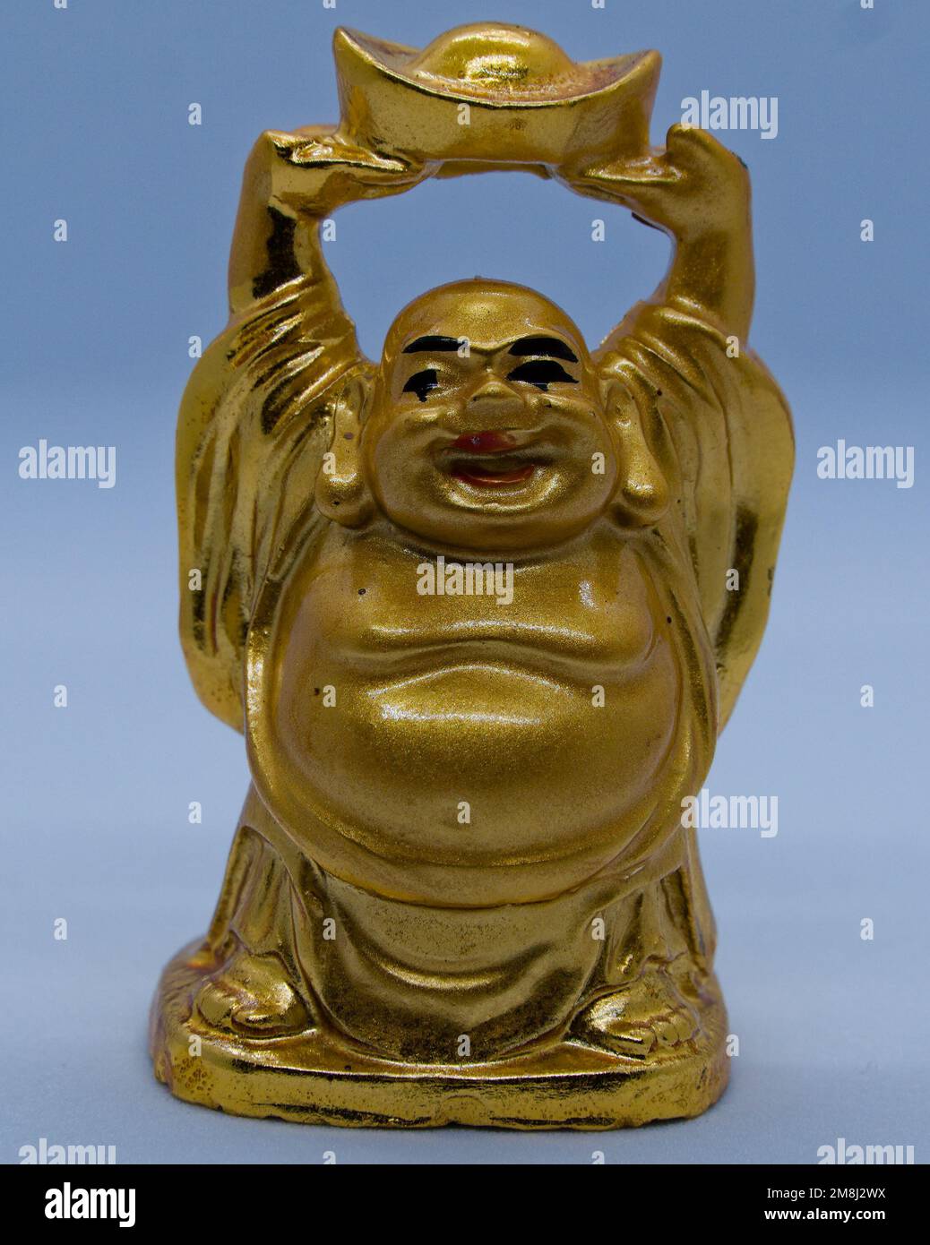 statue de budhdha riante de couleur dorée Banque D'Images