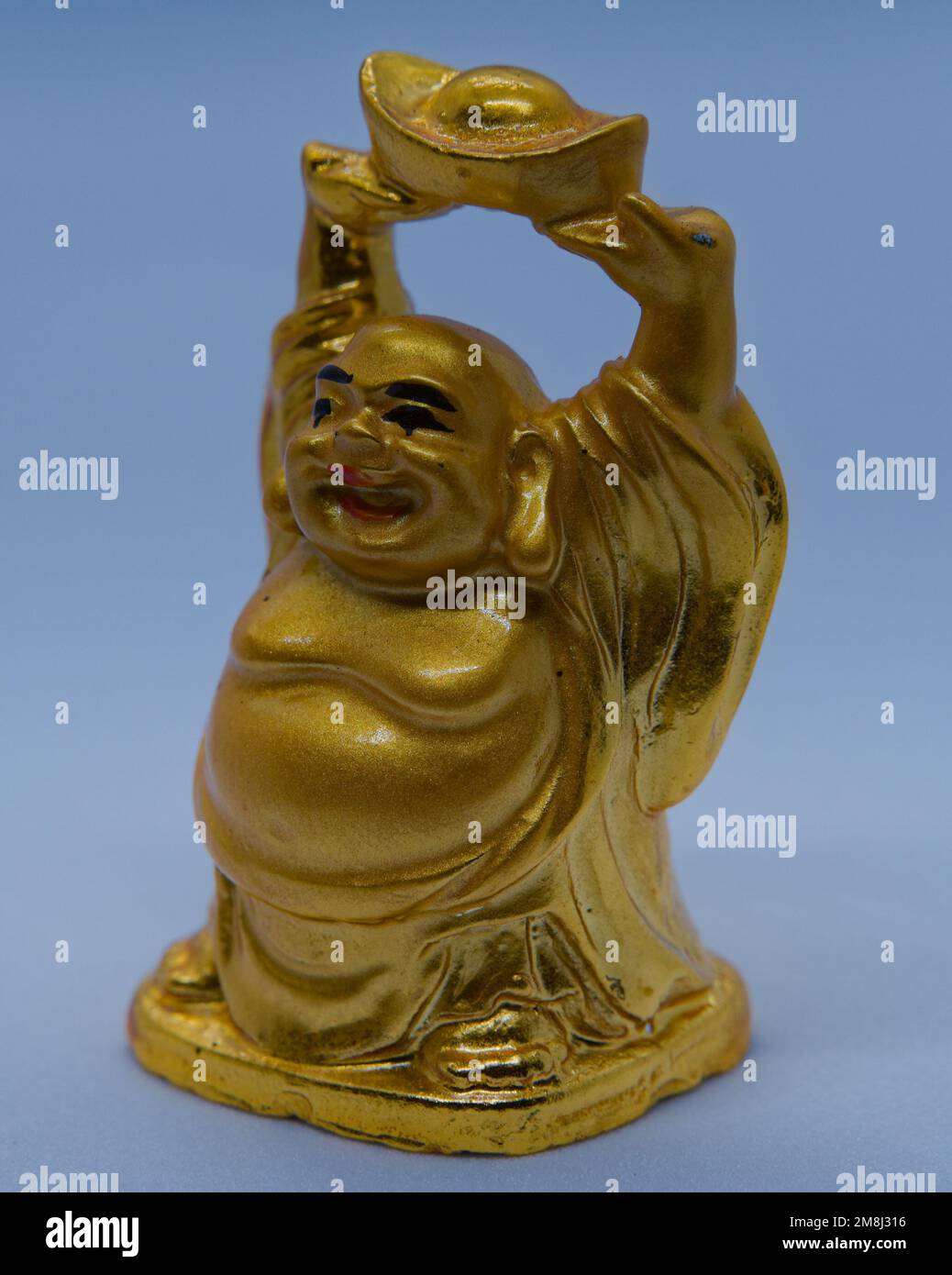 statue de budhdha riante de couleur dorée Banque D'Images