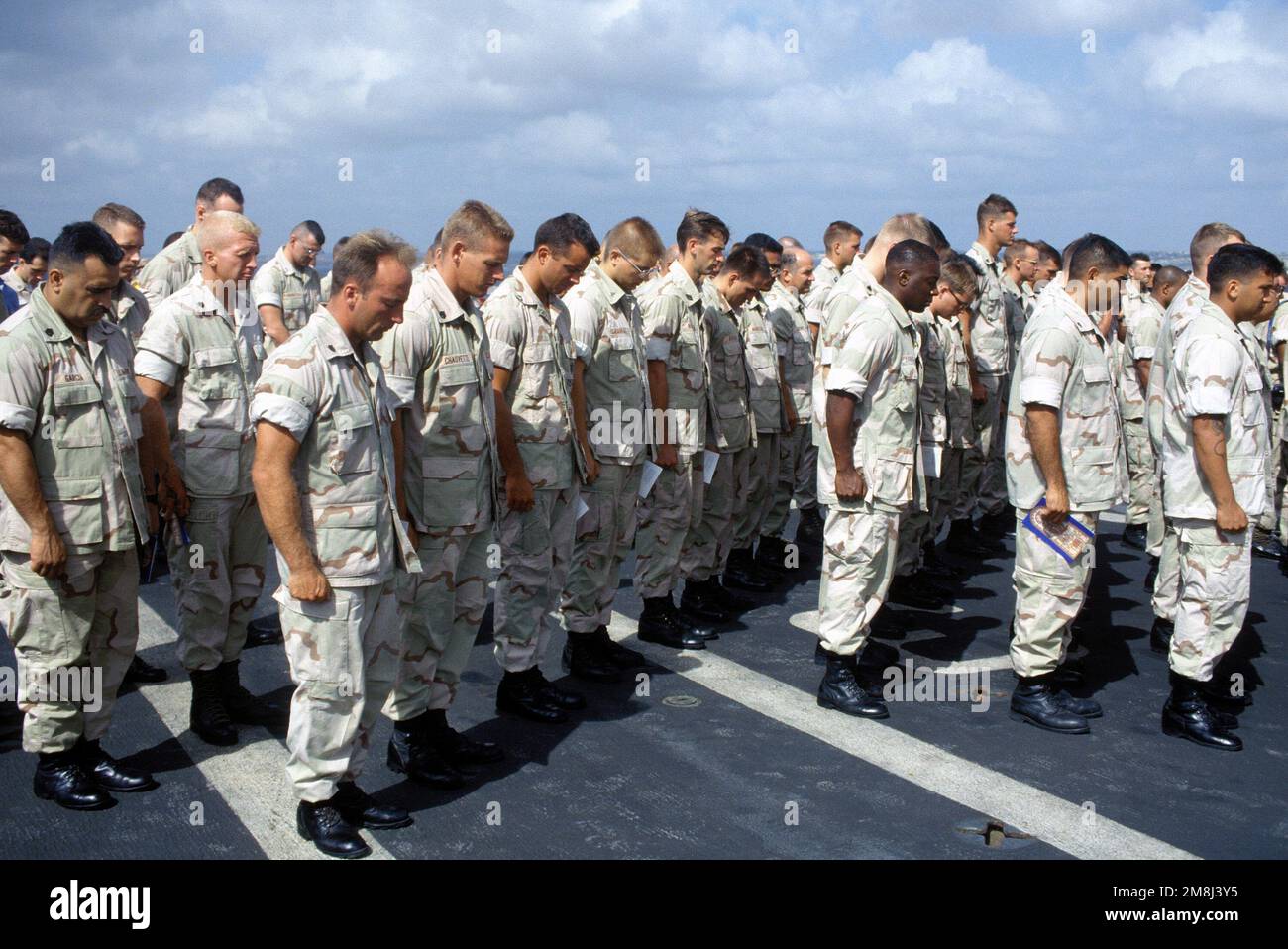 Marines à bord de l'USS Denver stand en formation wtih têtes badires dans la prière au service commémoratif pour lance CPL. Jésus Perez. Lance CPL. Perez a été tué par une carapace de mortier au cours d'un exercice d'entraînement. Objet opération/série: Base ONUSOM II: Mogadishu pays: Somalie (SOM) Banque D'Images