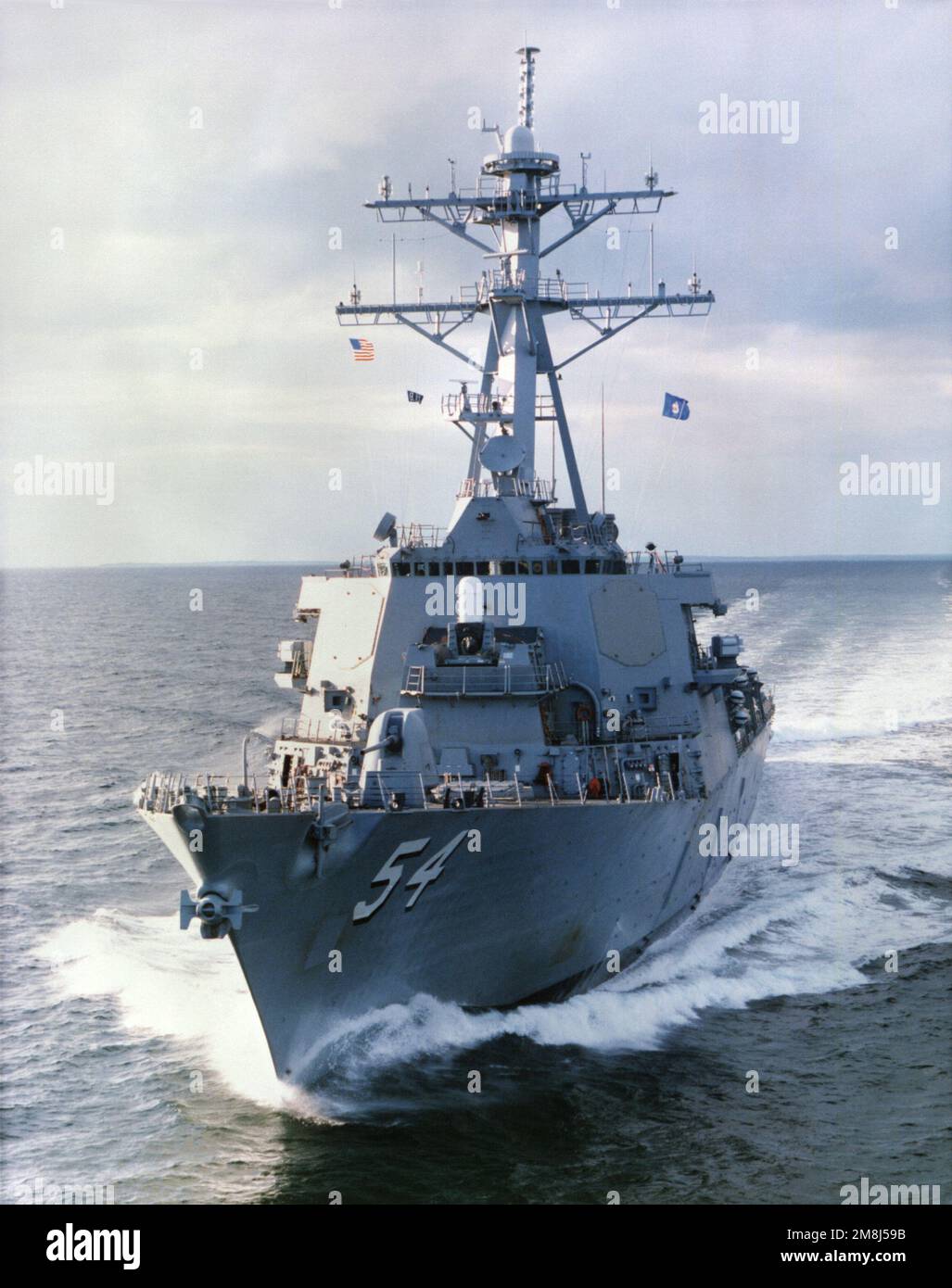 Une vue d'ensemble du destroyer de missile guidé USS CURTIS WILBUR (DDG-54) en cours pour les essais en mer des constructeurs de Bath Iron Works. (Date de prise de vue exacte inconnue). État: Océan Atlantique pays: Etats-Unis d'Amérique (USA) Banque D'Images