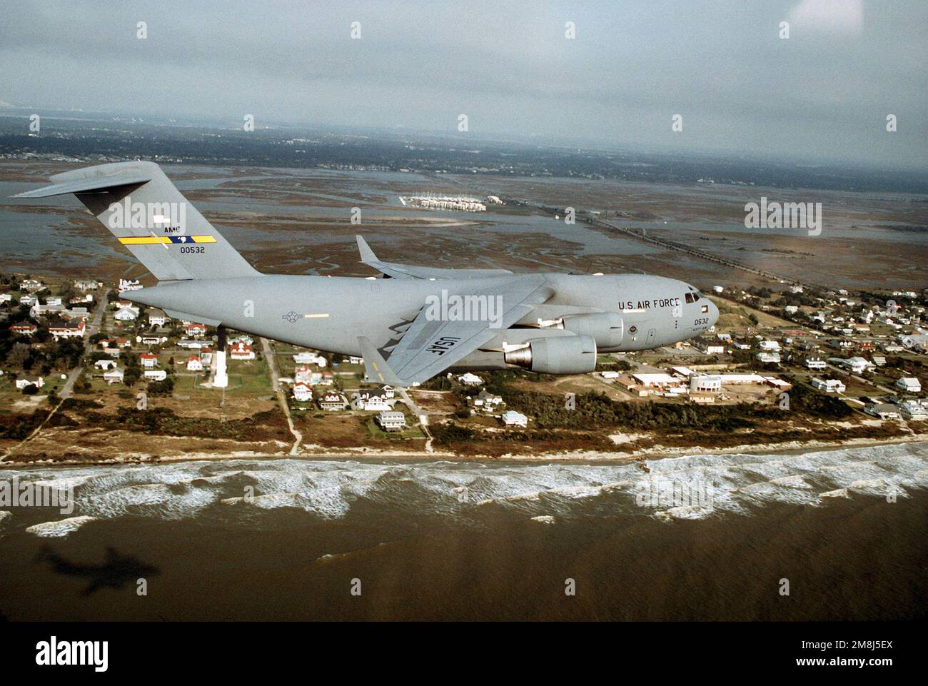 Un C-17 Globemaster III de la 437th Airlift Wing, Charleston AFB, SC, traverse les nuages au-dessus de la côte près de Charleston, SC. Base: Charleston État: Caroline du Sud (SC) pays: Etats-Unis d'Amérique (USA) Banque D'Images