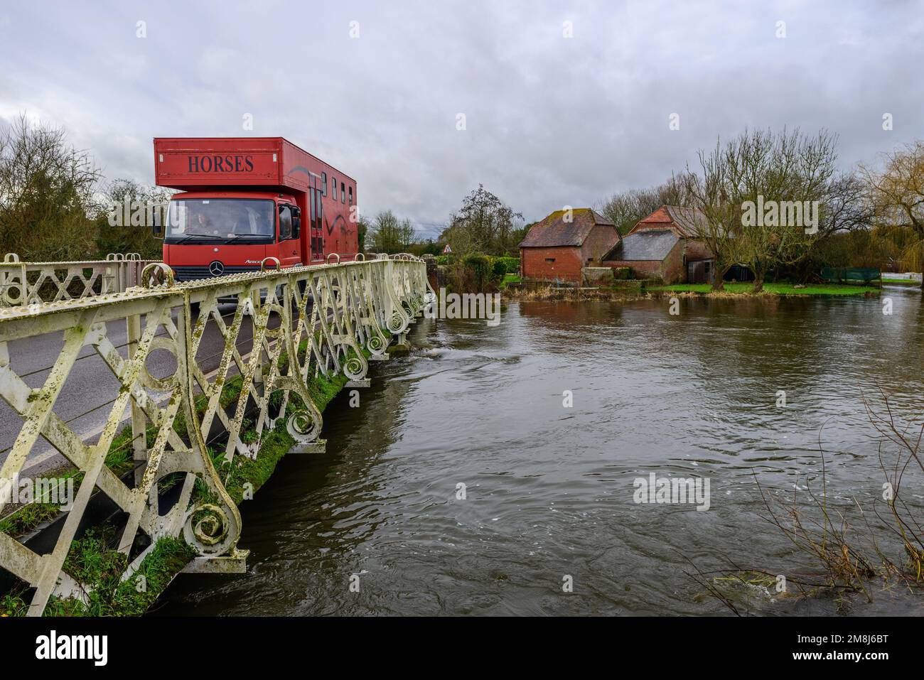 Breamore, Fordingbridge, Hampshire, Royaume-Uni, 14th janvier 2023, Météo : inondations dans les zones de basse altitude après une pluie plus forte pendant la nuit. Les alertes d'inondation et les avertissements d'inondation couvrent les zones proches de la rivière Avon. Crédit : Paul Biggins/Alamy Live News Banque D'Images