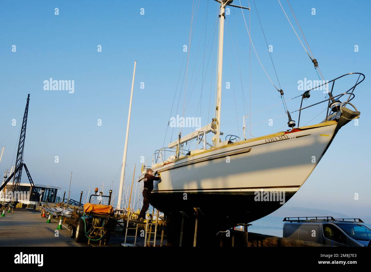 Gros yacht à voile en cours de réparation à Mylor Yacht Harbor, Cornwall, Royaume-Uni - John Gollop Banque D'Images