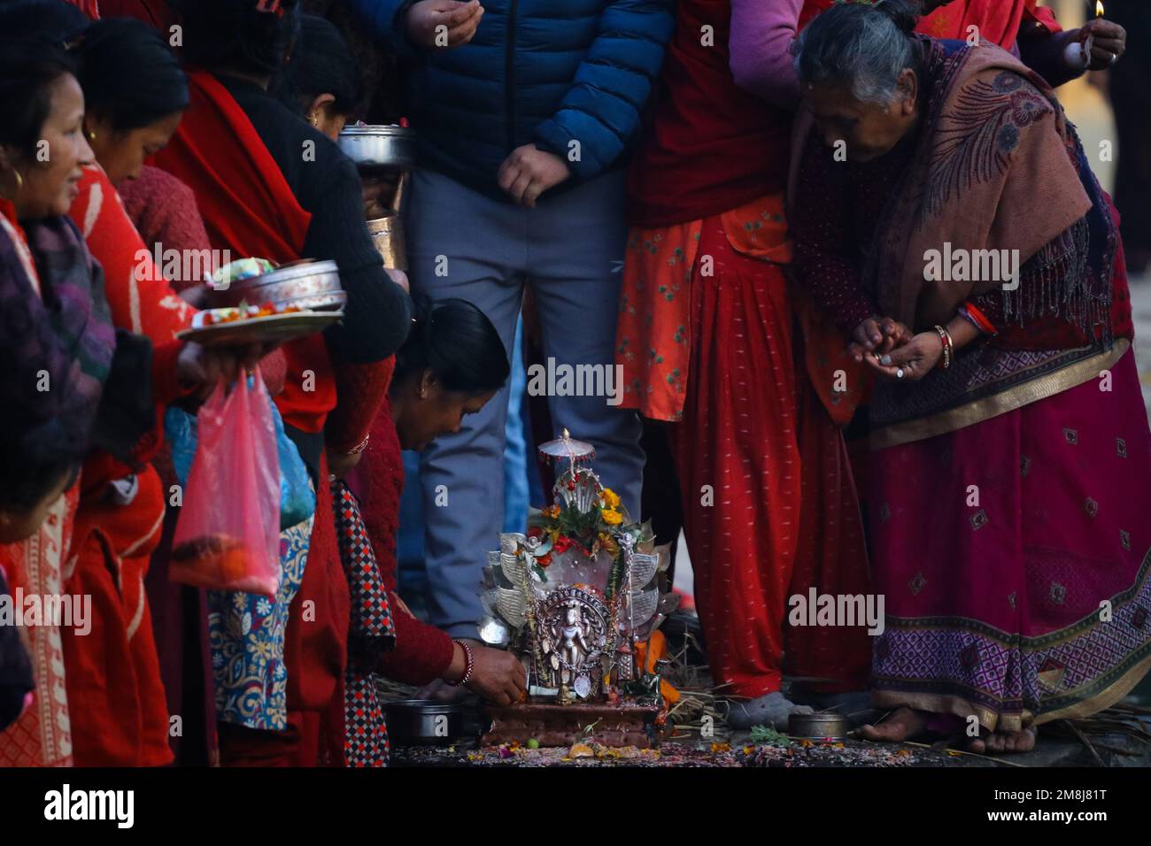 Bhaktapur, Népal. 14th janvier 2023. Sur 14 janvier 2023 à Bhaktapur, Népal. Les femmes dévotées effectuent un rituel religieux à l'occasion de Shree Swasshani Brata Katha, un festival d'un mois consacré à la déesse Swasshani et à Dieu Madhav Narayan. (Photo de Abhishek Maharajan/Sipa USA) crédit: SIPA USA/Alay Live News Banque D'Images