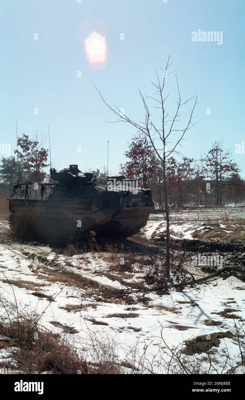 Un véhicule amphibien d'assaut (AAV7A1) du bataillon 2nd de l'AAV des CLNCS se déplace dans la boue épaisse de la route à fort AP Hill, en Virginie. Base: Fort A. P. Hill État: Virginie (va) pays: Etats-Unis d'Amérique (USA) Banque D'Images