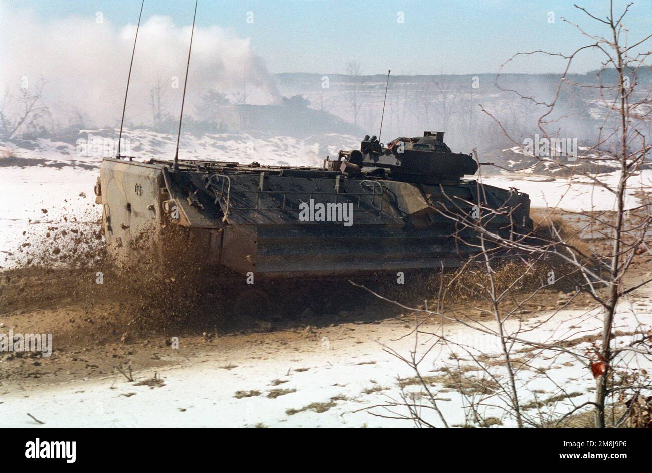 Un véhicule amphibien d'assaut (AAV7A1) du bataillon 2nd de l'AAV des CLNC monte dans la boue épaisse de la route à fort AP Hill, en Virginie. Base: Fort A. P. Hill État: Virginie (va) pays: Etats-Unis d'Amérique (USA) Banque D'Images
