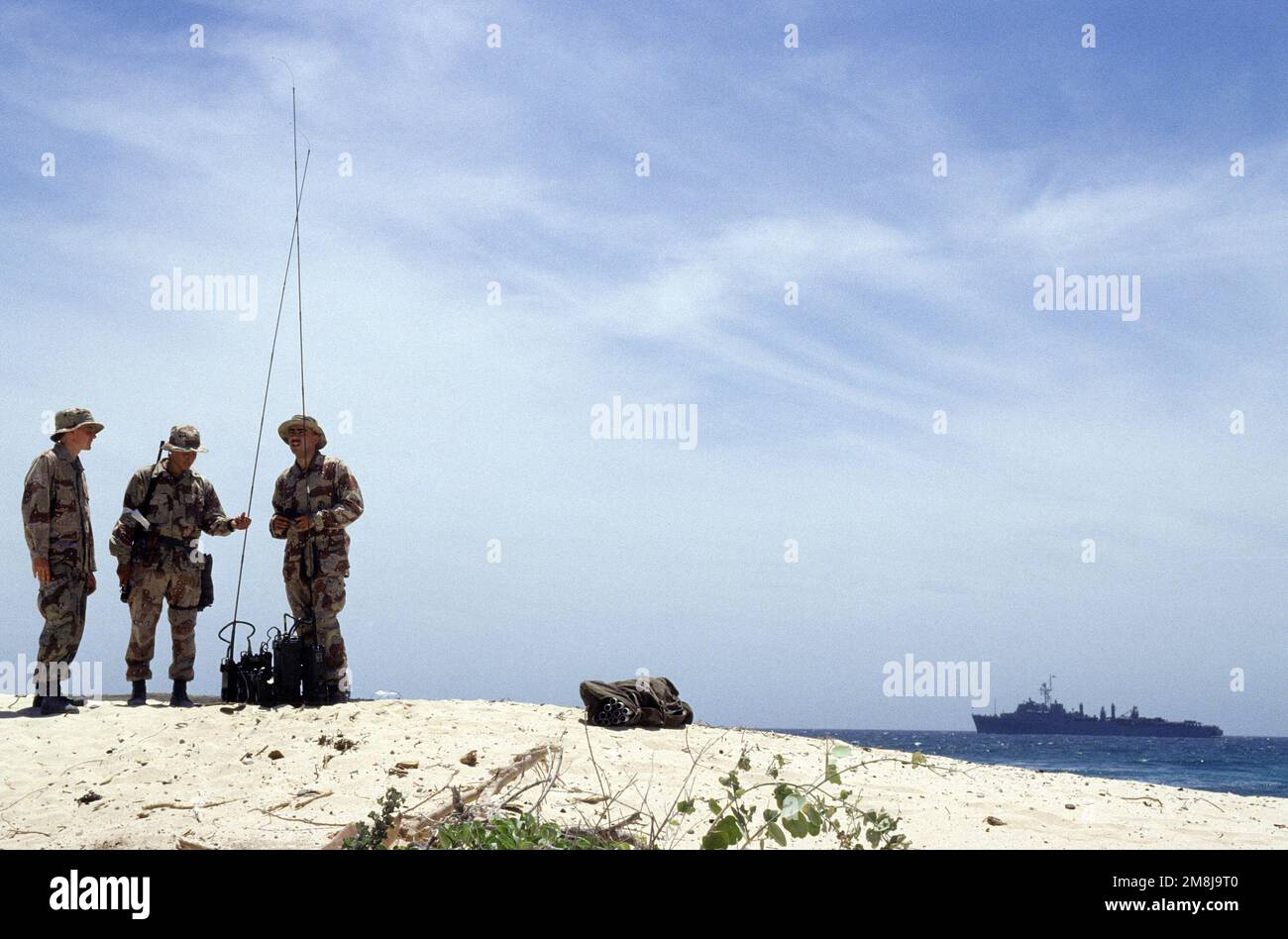 LES Marines DES ÉTATS-UNIS de l'unité expéditionnaire maritime de 24th ont installé des radios PRC-77 sur Black Beach pour établir la communication radio avec l'USS Portland. Objet opération/série: Base ONUSOM II: Mogadishu pays: Somalie (SOM) Banque D'Images