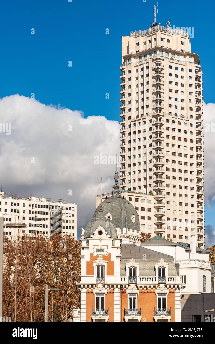 Horizon urbain sur la Plaza de Espana (place de l'Espagne), bâtiment de la Compagnie des mines royales des Asturies belges, par Manuel Martinez Angel. Madrid, Espagne. Banque D'Images