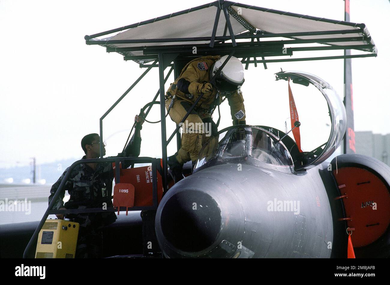 PERSONNEL SGT. Stephen Parks, membre de la Division de soutien physiologique de la Beale AFB, aide le pilote à entrer dans un U-2R avant le décollage. Date exacte prise de vue inconnue. Publié dans AIRMAN Magazine, mai 1994. Base: Beale Air Force base État: Californie (CA) pays: États-Unis d'Amérique (USA) Banque D'Images