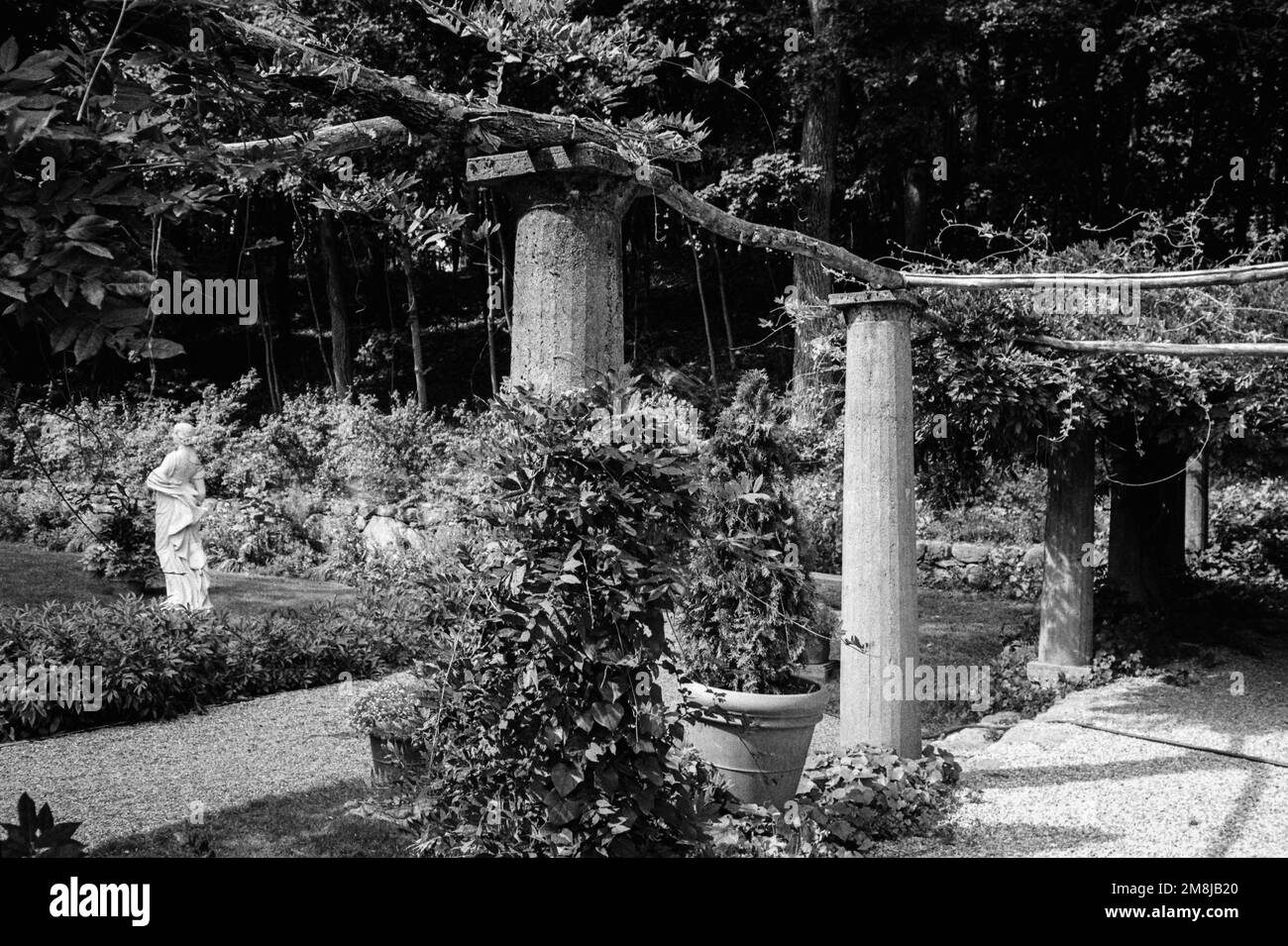 Un treillis de vigne en pierre se trouve dans un jardin italien du domaine de Codman. Lincoln, Massachusetts. L'image a été capturée sur un film analogique. Banque D'Images