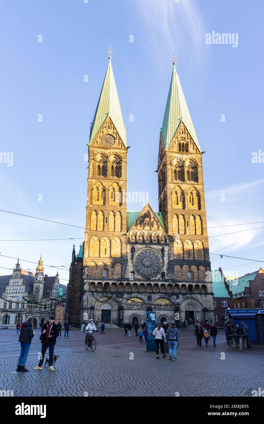 Brême, Allemagne - Novemeber 13, 2022 : façade de la cathédrale de Brême dans la ville hanséatique libre de Brême en Allemagne Banque D'Images
