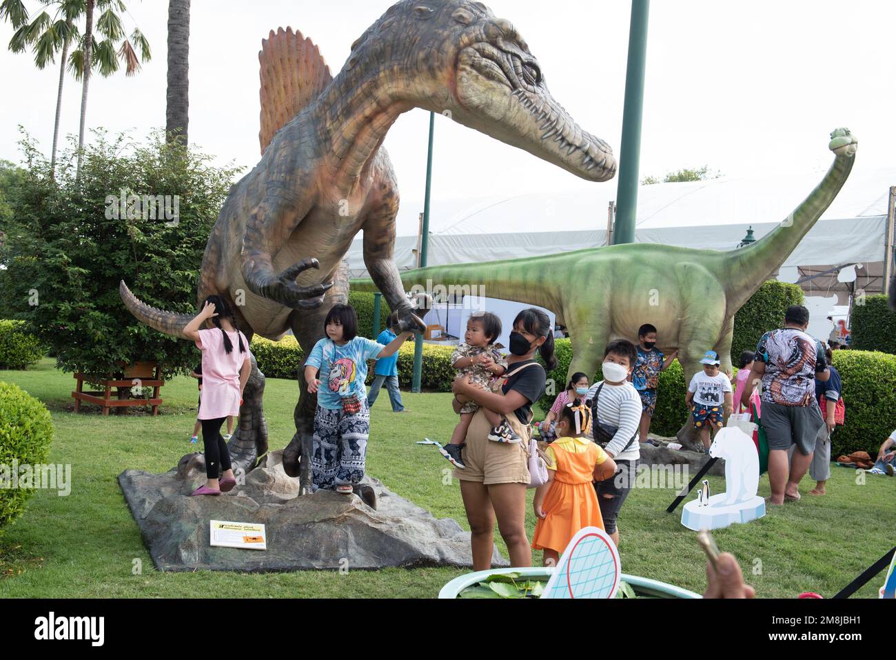 Bangkok, Thaïlande. 14th janvier 2023. Les enfants sont excités par les statues de dinosaures lors de la Journée nationale des enfants, à la Maison du Gouvernement, à Bangkok, le samedi 14 janvier 2023. (Photo de Teera Noisakran/Pacific Press/Sipa USA) crédit: SIPA USA/Alay Live News Banque D'Images