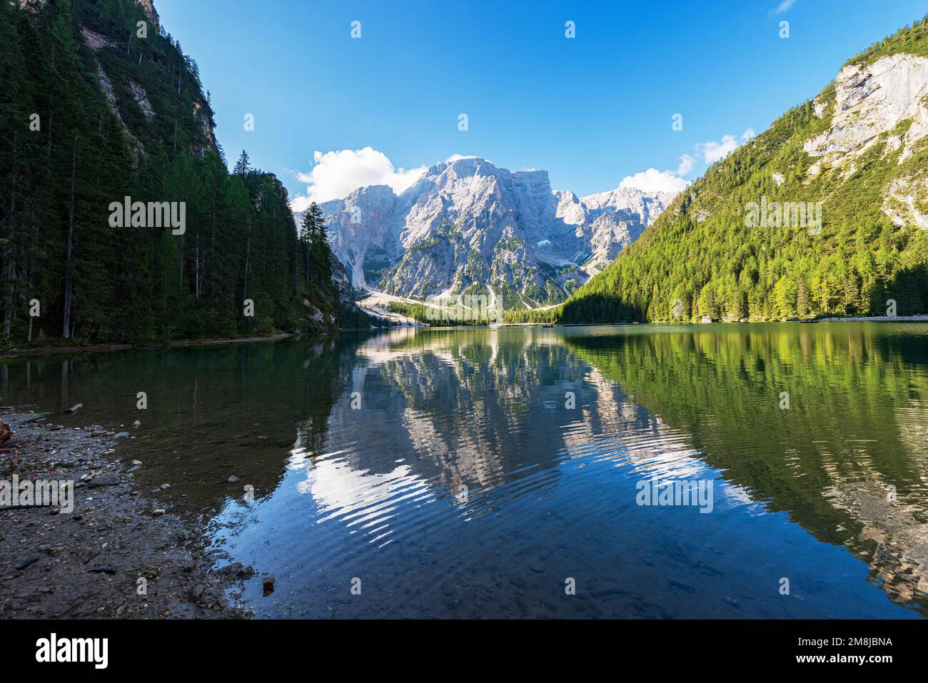 Le lac Braies (Lago di Braies ou Pragser Wildsee) et le pic de la montagne de Croda del Becco ou Seekofel, Dolomites, Trentin-Haut-Adige, Bolzano, Italie. Banque D'Images
