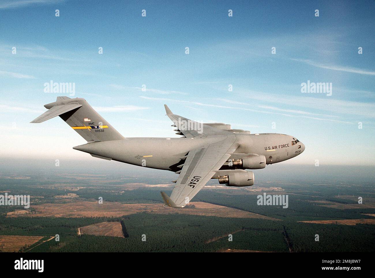 Un C-17 Globemaster III de la 437th Airlift Wing, Charleston AFB, Caroline du Sud, survole la côte près de Charleston, Caroline du Sud. Base: Charleston État: Caroline du Sud (SC) pays: Etats-Unis d'Amérique (USA) Banque D'Images