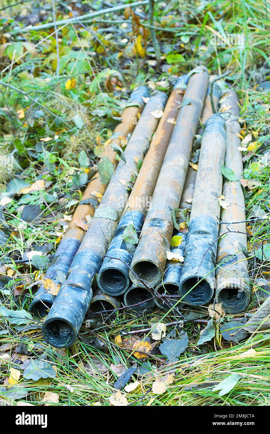 Les tuyaux métalliques pour le forage du sol sont empilés Banque D'Images
