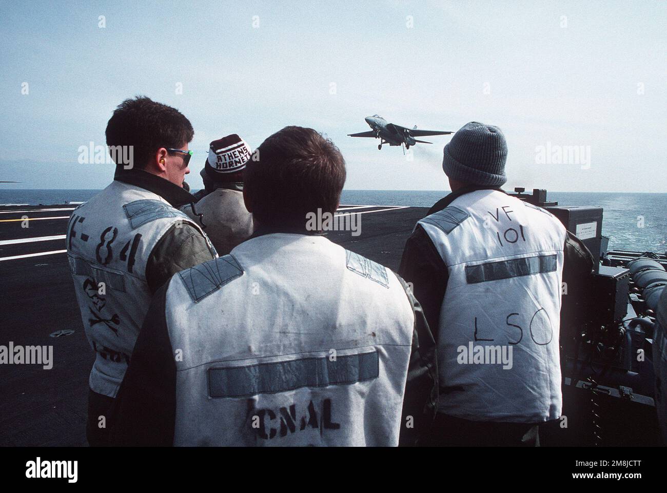 Un F-14 Tomcat de l'escadron de combat Eighty-four (VF-84) passe sur la rampe de la poupe dans la rainure juste avant de toucher sur le pont de vol pendant les opérations de récupération (atterrissage) sur le porte-avions à propulsion nucléaire USS George Washington (CVN-73) dans le cadre des qualifications du transporteur au large de la côte de Floride. Pays: Océan Atlantique (AOC) Banque D'Images