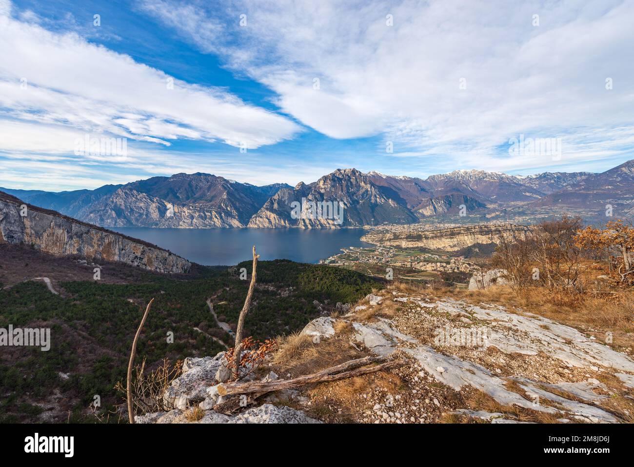 Vue aérienne sur le lac de Garde avec les Alpes, les Dolomites et la vallée de la Sarca, depuis le Monte Baldo. Torbole et Riva del Garda, Trentin-Haut-Adige, Italie Banque D'Images