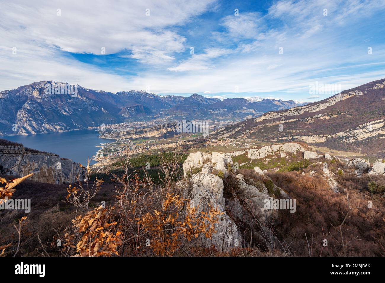 Vue aérienne sur le lac de Garde avec les Alpes, les Dolomites et la vallée de la Sarca, depuis le Monte Baldo. Torbole et Riva del Garda, Trentin-Haut-Adige, Italie Banque D'Images
