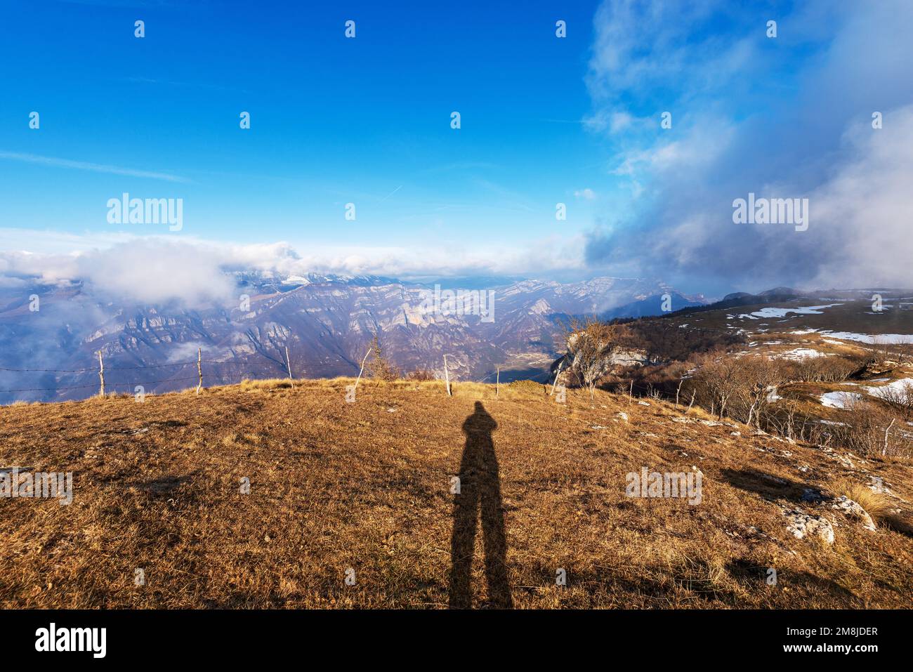 Vallée de l'Adige et Monte Baldo, du sommet de la montagne de Corno d'Aquilio, Parc naturel régional du plateau de Lessinia, Vérone, Vénétie, Italie, Europe. Banque D'Images