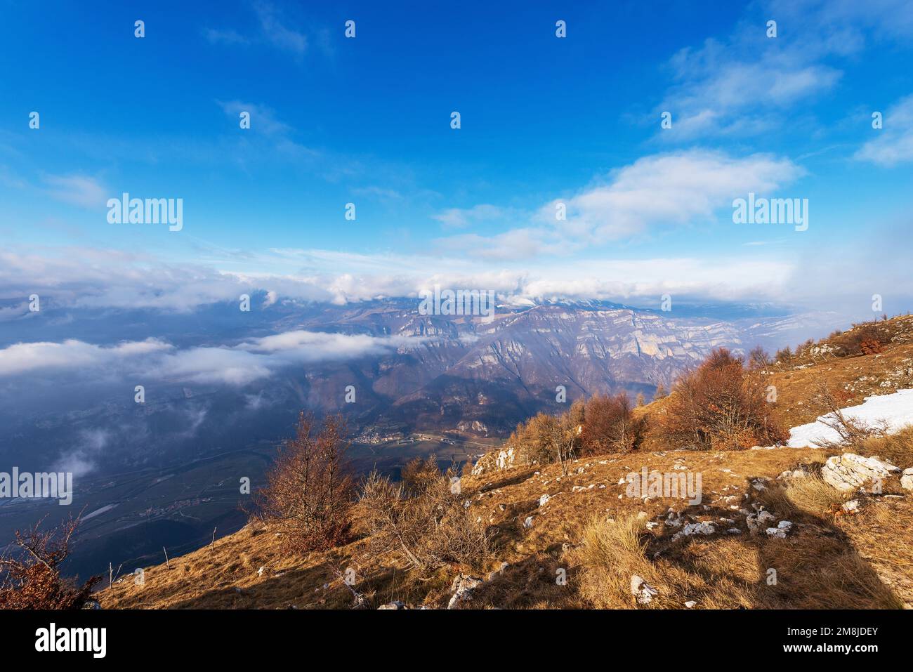 Vallée de l'Adige et Monte Baldo, du sommet de la montagne de Corno d'Aquilio, Parc naturel régional du plateau de Lessinia, Vérone, Vénétie, Italie, Europe. Banque D'Images