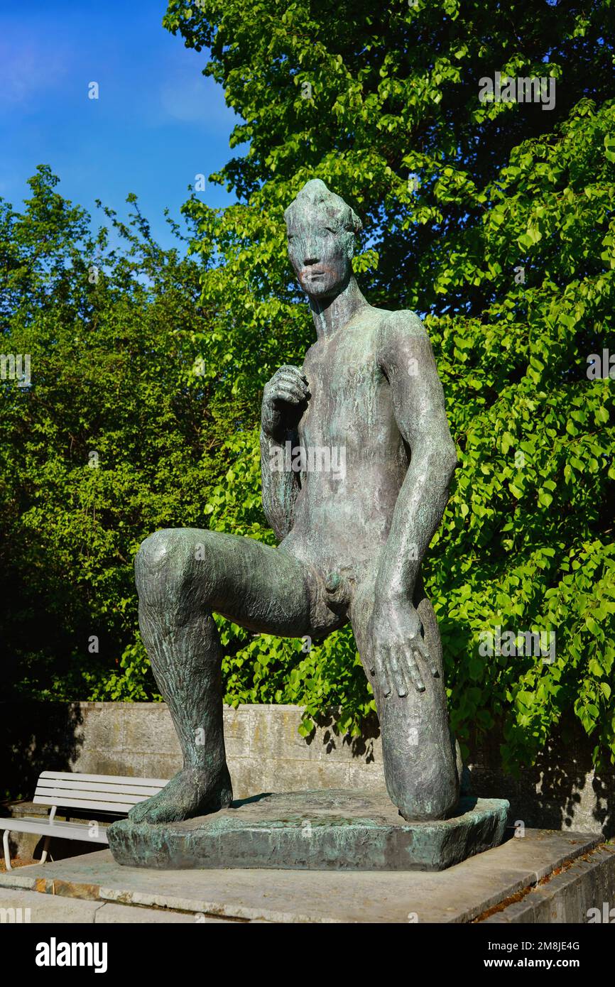 La sculpture en bronze 'Aufsteigender Jüngling' de Georg Kolbe (1877-1947) à Düsseldorf/Allemagne. Ce monument a été créé en l'honneur de Heinrich Heine. Banque D'Images