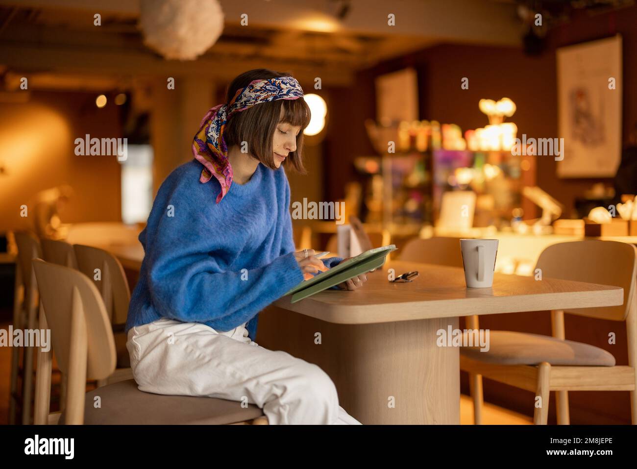 Femme travaille sur le pavé tactile au café Banque D'Images