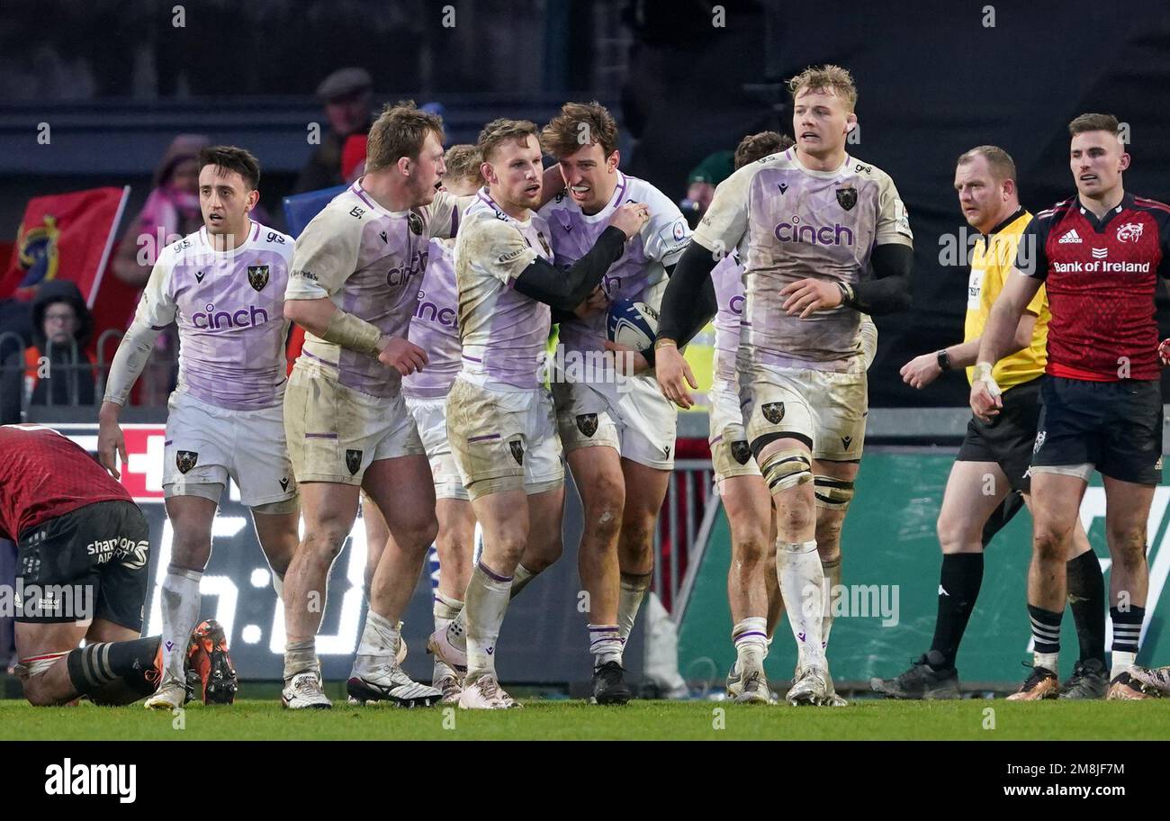 James Ramm de Northampton Saints célèbre avec ses coéquipiers après avoir marqué leur deuxième essai lors du match de la coupe des champions Heineken au parc Thomond de Limerick, en Irlande. Date de la photo: Samedi 14 janvier 2023. Banque D'Images