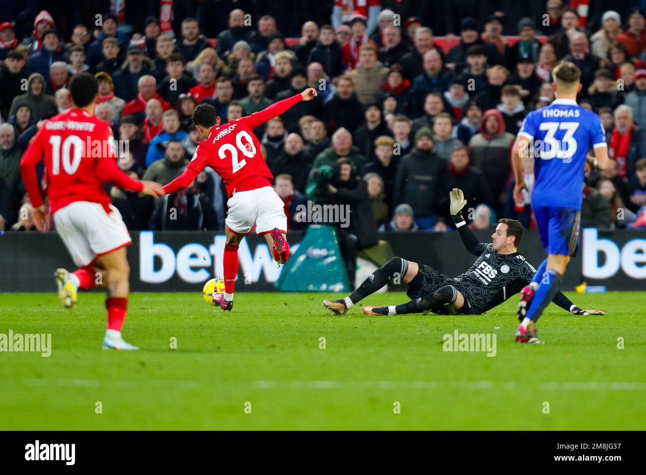 The City Ground, Nottingham, Royaume-Uni. 14th janvier 2023. Premier League football, Nottingham Forest versus Leicester City ; Brennan Johnson de Nottingham Forest va au gardien de but Danny Ward de Leicester City pour marquer après 56 minutes (1-0) Credit: Action plus Sports/Alay Live News Banque D'Images