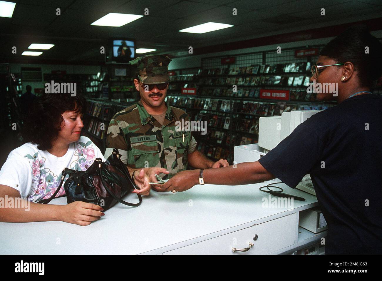 Machiniste Mate First Class (MM1) Martin Rivera et son épouse, Aracelis, sélectionnent une cassette vidéo à louer à la boutique de location de vidéos de la Station navale de Guantanamo. MM1 Rivera travaille pour le service de sécurité de la base. Base: Guantanamo Bay pays: Cuba (CUB) Banque D'Images