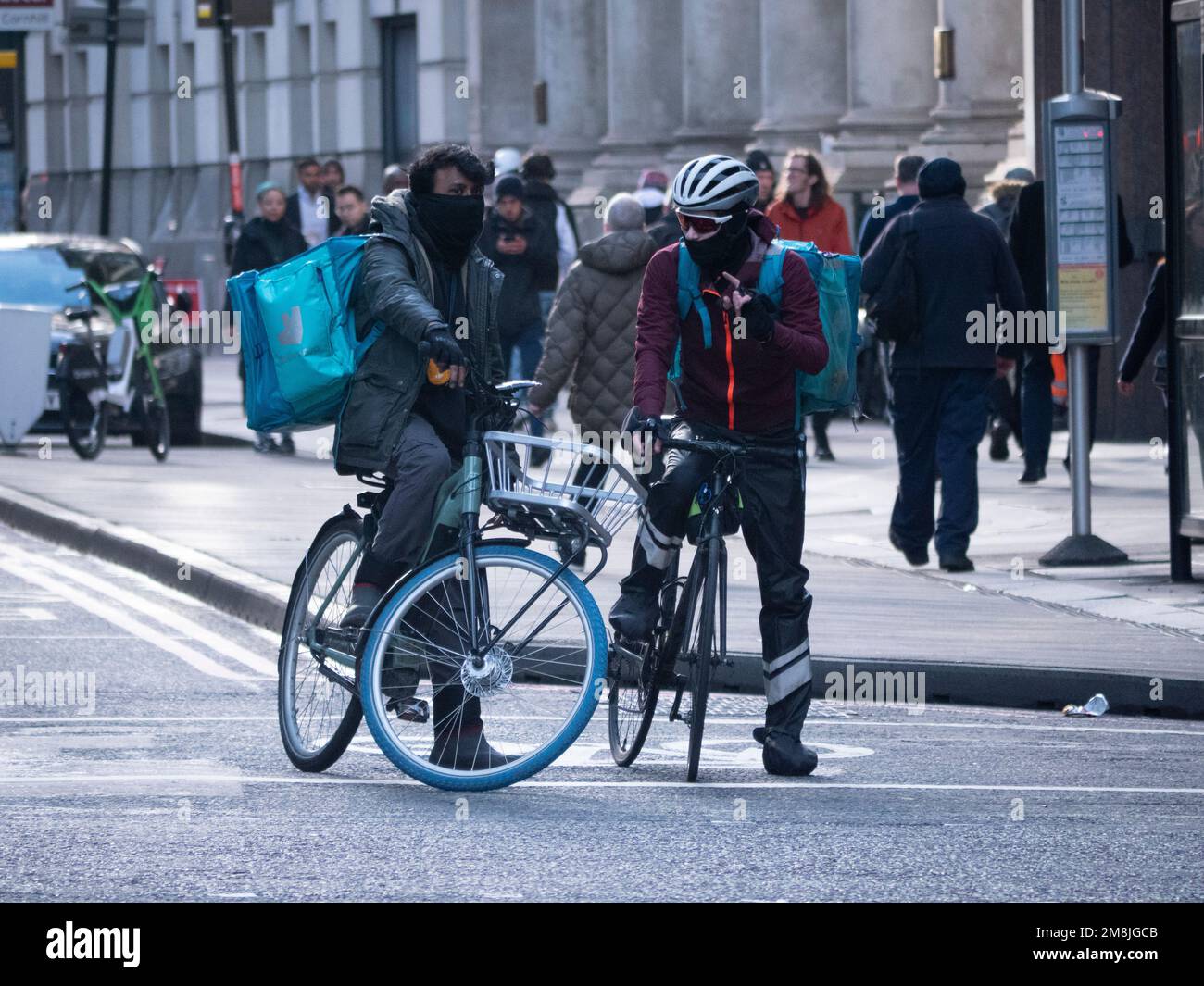 Deliveroo delivery rider Banque de photographies et d’images à haute ...