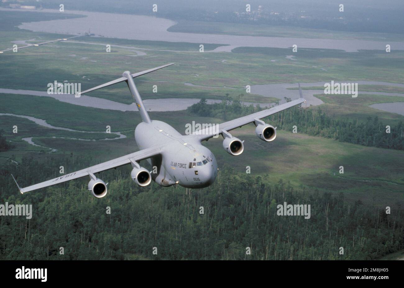 Vue aérienne à aérienne de l'aile 437th d'un aérolève C-17 Globemaster III du Commandement de la mobilité aérienne lors d'une mission d'entraînement à l'extérieur de Charleston AFB, en Caroline du Sud. Date exacte prise de vue inconnue. Pays : inconnu Banque D'Images
