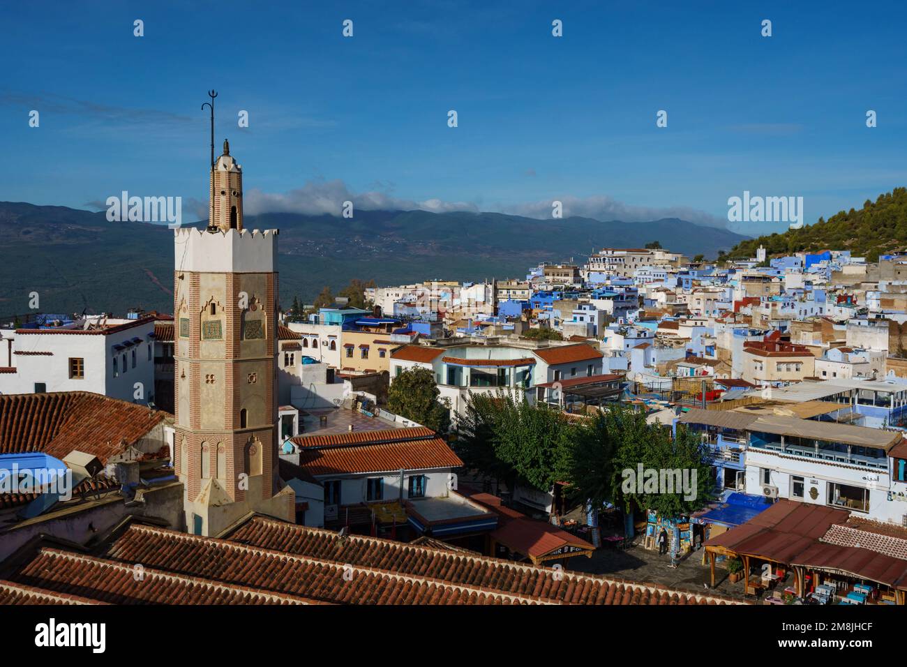Afrique du Nord. Maroc. Chefchaouen. Le minaret de la Grande Mosquée de Chefchaouen et les maisons colorées en arrière-plan Banque D'Images