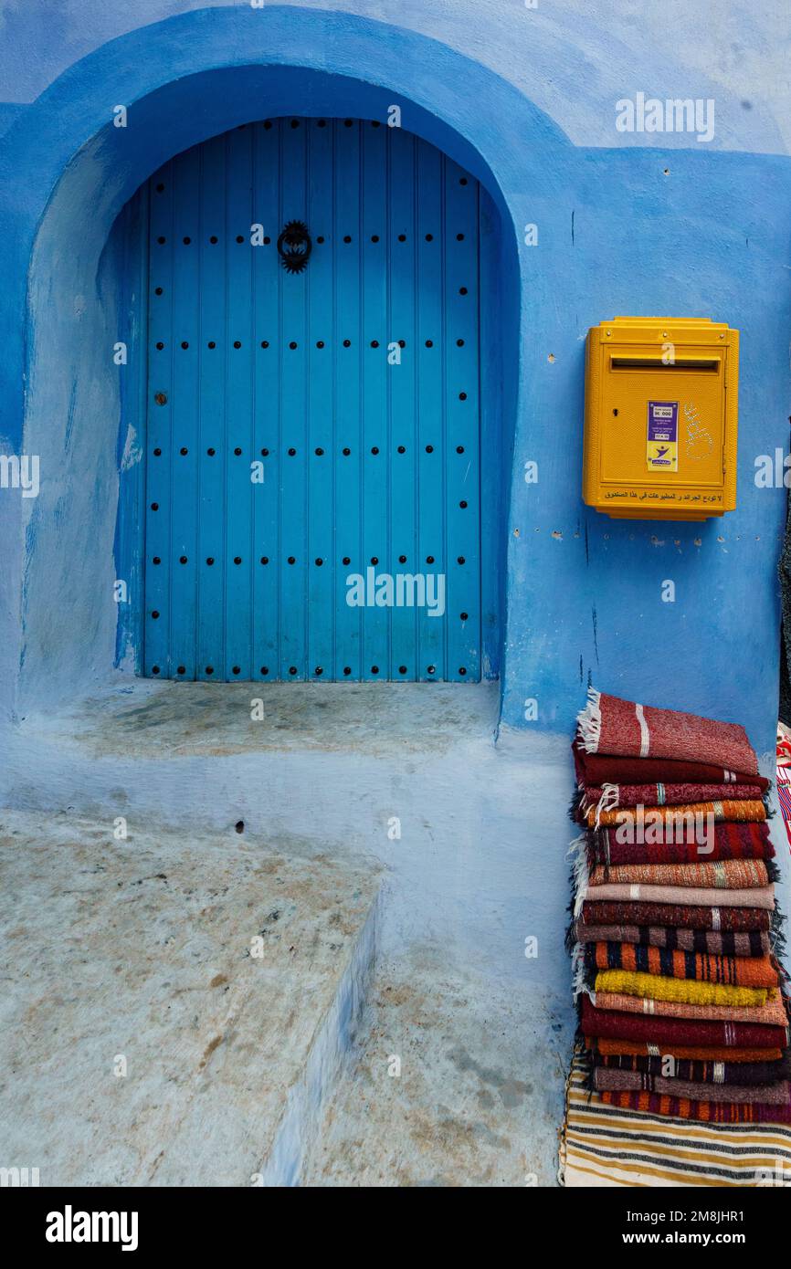 Afrique du Nord. Maroc. Chefchaouen. Boîte de lettres jaune sur le mur bleu Banque D'Images