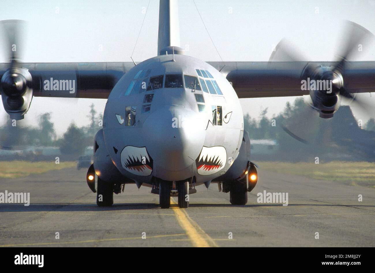 COLONNE James E. (Sandy) Sandstrom, de Pope AFB, N.C., taxe son Hercules C-130 après son arrivée pour RODEO '94. Son équipe affrontera 26 autres équipes de classe C-130 étrangères et nationales qui se disputeront ou observeront cette année. Son C-130 porte les marques distinctives 'Flying Tiger'. Objet opération/série: RODEO '94 base: McChord Air Force base État: Washington (WA) pays: États-Unis d'Amérique (USA) Banque D'Images