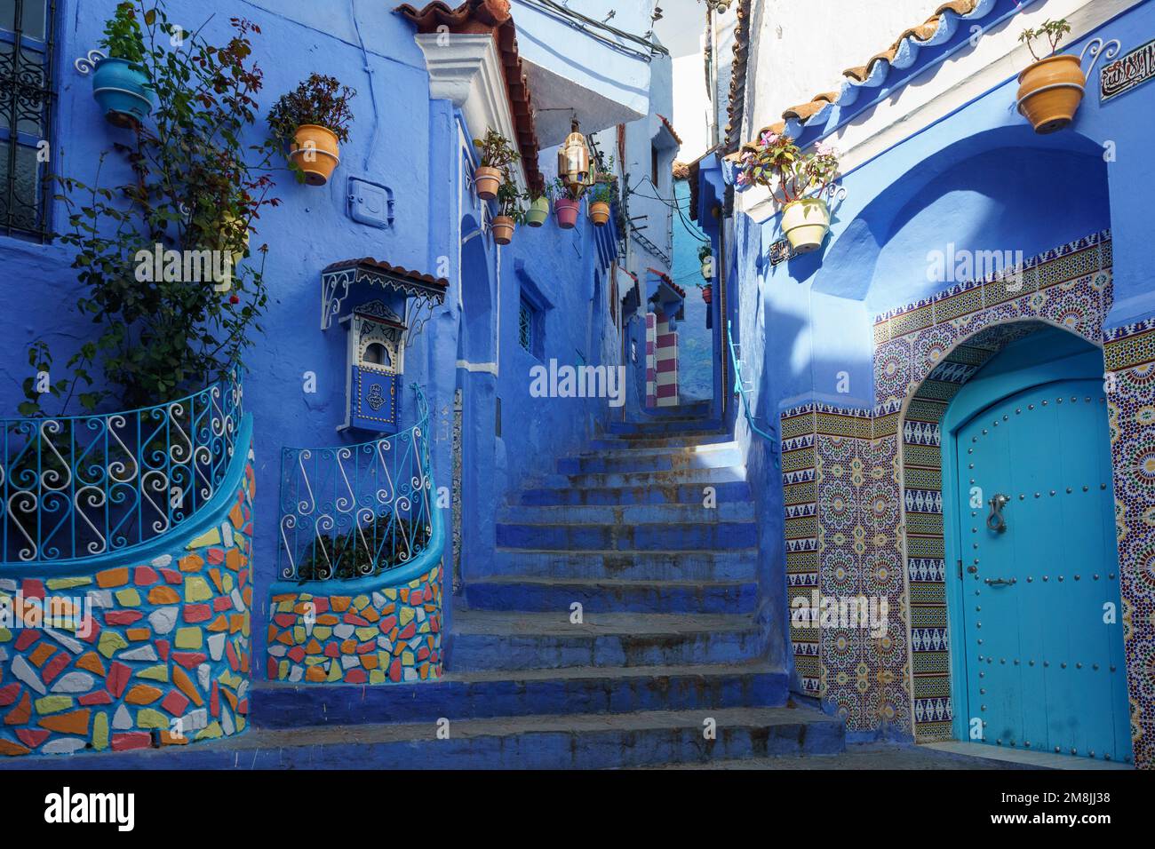 Afrique du Nord. Maroc. Chefchaouen. Une rue bleue à la décoration typique de la médina Banque D'Images