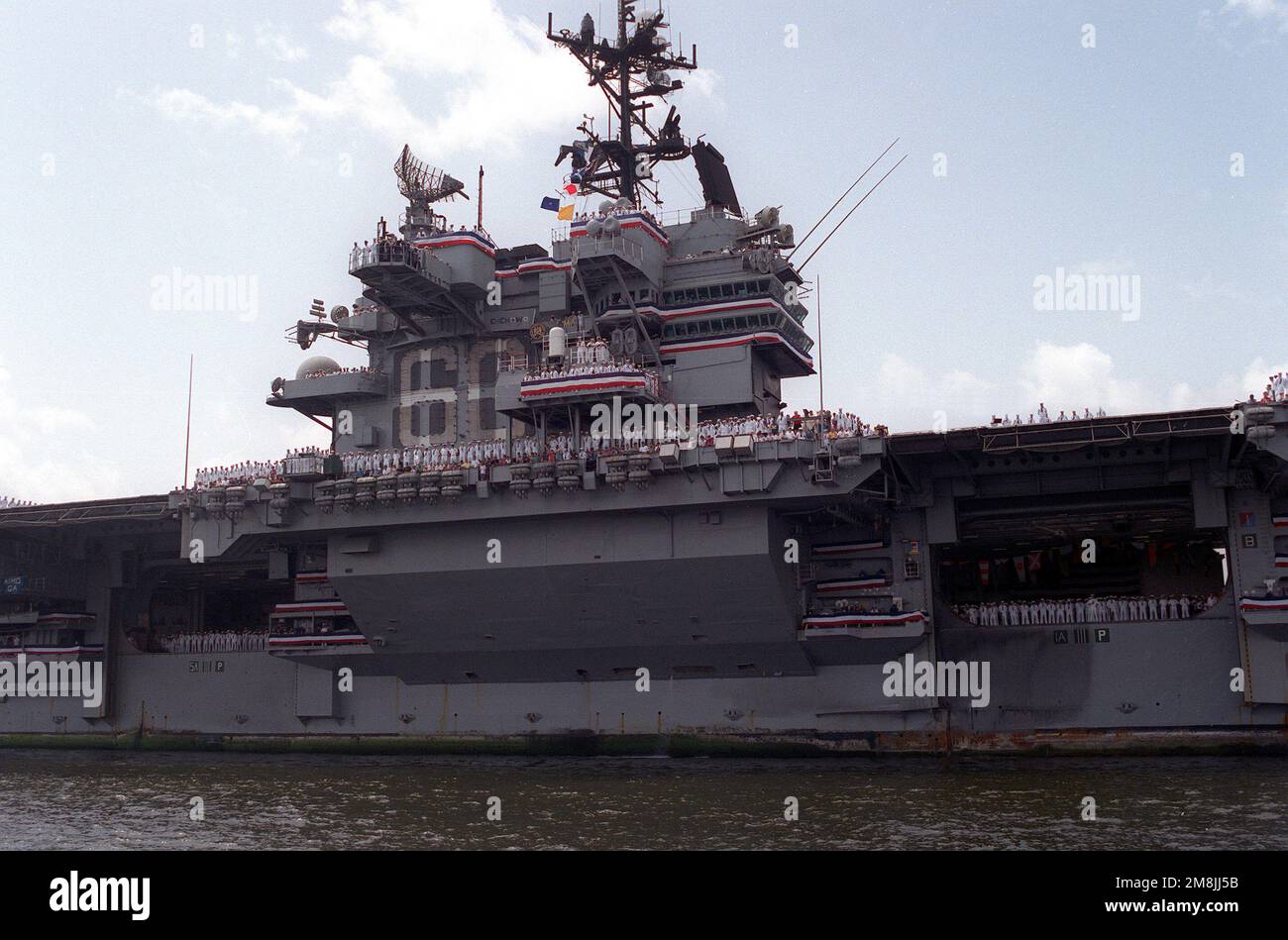 Vue à tribord du porte-avions USS SARATOGA (CV-60) lorsque le navire entre dans le bassin tournant de la Station navale de Mayport à la fin de sa dernière croisière, un déploiement de six mois en Méditerranée. Le SARATOGA devrait être mis hors service sur 20 août 1994 après plus de 38 ans de service. Base: Mayport État: Floride (FL) pays: Etats-Unis d'Amérique (USA) Banque D'Images