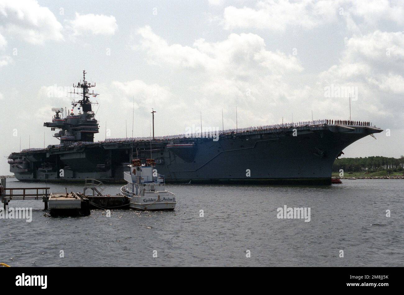 Une vue à tribord de l'arc du porte-avions USS SARATOGA (CV-60) entrant dans le bassin tournant de la Station navale de Mayport à la fin de sa dernière croisière, un déploiement de six mois en Méditerranée. Le navire doit être mis hors service sur 20 août 1994. Base: Mayport État: Floride (FL) pays: Etats-Unis d'Amérique (USA) Banque D'Images