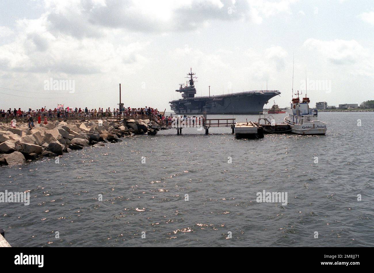 Le porte-avions USS SARATOGA (CV-60) entre dans le bassin tournant de la Station navale de Mayport à la fin de sa dernière croisière, un déploiement de six mois en mer Méditerranée. Le SARATOGA devrait être mis hors service sur 20 août 1994. Le navire a été mis en service pour la première fois sur 14 avril 1956. Base: Mayport État: Floride (FL) pays: Etats-Unis d'Amérique (USA) Banque D'Images